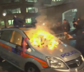 A doua noapte de proteste violente pe strazile Londrei. Manifestantii au incendiat o masina a politiei