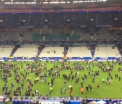 Scene ireale pe Stade de France, dupa un atac kamikaze. Spectatorii au trait momente de groaza si s-au refugiat pe gazon - VIDEO