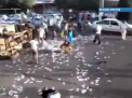 Accident "SCUMP" pe o strada din capitala Uzbekistanului, Taskent: Zeci de bancnote s-au imprastiat