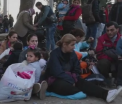 Mii de refugiati sunt blocati la granita din Grecia si Macedonia, in prag de iarna, dupa ce Serbia le-a interzis trecerea