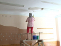 Elevi se odihnesc, iar parintii si profesorii muncesc de zor pentru a rapara salile de clasa
