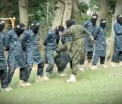 Un nou video de propaganda al ISIS arata cum se antreneaza recrutii. Instructorul ii loveste cu piciorul in organele genitale - VIDEO