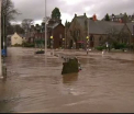Inundatiile puternice au acoperit mai multe zone din Marea Britanie. Oamenii au fost salvati cu barcile din case