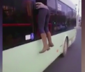 Reactia incredibila a unei femei care a fost prinsa fara bilet in autobuz: a sarit pe geam. Ce a facut controlorul - VIDEO