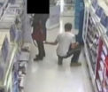 Momentul in care un barbat e surprins de camere in timp ce face poze sub fusta unei femei, intr-un magazin din Londra - VIDEO