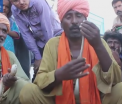 Talentul neobisnuit al unui barbat din Pakistan. Isi introduce serpi veninosi pe nas si-i scoate pe gura. VIDEO