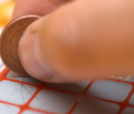 Un japonez a cumparat 2.000 de bilete loto si le-a lasat intr-un lift. Ce au descoperit politistii cand au deschis pachetul