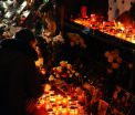 Locul tragediei de la Colectiv s-a transformat intr-un altar in memoria victimelor. Mesajele emotionante lasate aseara