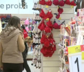 Superstitii de Revelion. De ce este de preferat sa purtam lenjerie intima rosie si ce NU este bine sa mancam