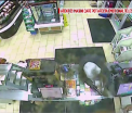 Ghinionul unui hot care a vrut sa fure banii dintr-un magazin. Ce a urmat dupa ce un client l-a batut zdravan