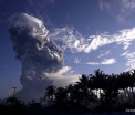 Stare de alerta ridicata in Indonezia. Un vulcan din provincia Sulawesi a aruncat fum si cenusa la 300 de metri inaltime