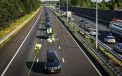 FOTO. Florile care cad peste convoiul cu trupurile olandezilor morti in zborul MH17. Imagini tulburatoare din Amsterdam