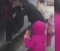 Scene incredibile intr-un autobuz din Rusia. Motivul pentru care o femeie insarcinata a fost data jos cu cei trei copii - VIDEO