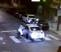 Un barbat mascat a incercat sa execute un politist american, in plina strada. Suspectul a jurat credinta Statului Islamic