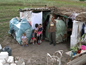 Viata ca-n epoca primitiva. O familie cu 3 copii se adaposteste in caroseria unei masini, pe un deal de langa Sangera