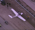 Un avion de mici dimensiuni a aterizat pe o autostrada din California. Soferii, nevoiti sa schimbe brusc benzile