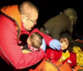 Reportaj dramatic din Marea Egee. O echipa Sky News a participat la salvarea unor copii sirieni din apele inghetate