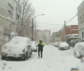 Iarna a pus stapanire pe Romania. Trotuare blocate de troiene si sute de strazi care nu au fost deszapezite. Chinurile prin care trec bucurestenii dupa ninsori