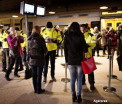 Cum isi recupereaza Danemarca banii cheltuiti pentru imigranti. Politistii au primit dreptul de a le confisca bunurile