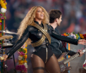 Beyonce, tribut lui Michael Jackson in show-ul de la Super Bowl. Artista a fost pe punctul de a cadea pe scena - VIDEO