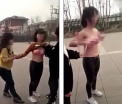 Adolescenta batuta si dezbracata in mijlocul strazii de trei fete. Politia a intervenit dupa ce filmarea s-a viralizat. VIDEO