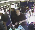 Momentul in care politistii americani salveaza un barbat care a luat o supradoza de heroina intr-un autobuz. VIDEO