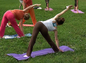 Yoga in aer liber. Cum se relaxeaza in fiecare duminica mai multi tineri intr-un parc din capitala