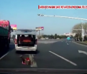 Un copil din China a cazut din masina bunicului, in plin trafic. Imaginile surprinse de o camera de bord - VIDEO
