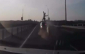 Accidentul care incalca legile fizicii! Ce pateste un motociclist dupa ce intra cu viteza intr-o masina. VIDEO