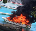 Un incendiu urias a distrus complet un iaht de lux, in Insulele Virgine. Imaginile infioratoare surprinse de localnici - VIDEO