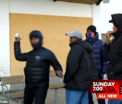 Momentul in care o echipa de jurnalisti australieni e atacata in Suedia in timpul unui reportaj despre criza refugiatilor - VIDEO