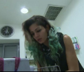 Tanara care traieste cu 60 de lilieci in apartament. Vecinii ei au depus plangere la primarie