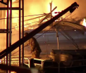 Incendiu puternic intr-un port din SUA. Ce au facut oamenii cand focul a cuprins 8 ambarcatiuni