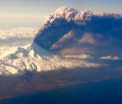 Un pasager a surprins din avion momentul in care vulcanul Pavlo a erupt, in Alaksa. Cenusa a ajuns la 6000 de metri inaltime - FOTO
