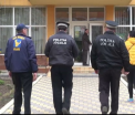 Un elev de 15 ani terorizeaza o scoala intreaga. Colegii s-au inchis cu cheia in clasa ca sa scape de bataie