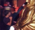 Vandalism fara precedent. Un atlet din Dagestan a lovit si urinat pe o statuie a lui Buddha intr-un templu din Rusia - VIDEO