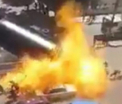 O cisterna cu benzina s-a rasturnat si a explodat in mijlocul strazii. Mai multi oameni au fost cuprinsi de flacari - VIDEO
