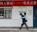 Gestul SUPERB facut de un adolescent pentru amicul sau paralizat. A fost numit "cel mai frumos student din China" pentru asta - FOTO