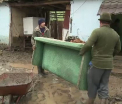 Dezastru provocat de inundatii in vestul Romaniei: zeci de case sunt pline cu noroi. Un barbat s-a salvat sarind pe geam - VIDEO 