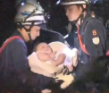 Bebelus de 8 luni, salvat de sub daramaturi in Japonia. Momentul a fost suprins de fotografi