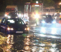 Imagini dramatice la Iasi, unde cartiere intregi au fost inundate. Un batran a fost tras cu forta in apa de viitura - VIDEO
