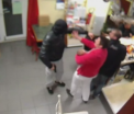 O femeie cu un bebelus in brate a reusit sa puna pe fuga un hot inarmat: "I-am explicat ca nu se afla intr-o banca"