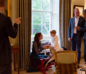 Momentul in care Barack Obama l-a intalnit pe printul George. Presedintele SUA e la ultima vizita oficiala in Marea Britanie