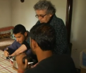Batrana de 82 de ani care isi imparte casa cu refugiatii culesi de pe strada. "Mama este un inger pentru noi" - FOTO
