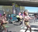 Protestul organizat de activistele FEMEN. Aproape complet dezbracate, tinerele au coborat din masina si au facut "spectacol"