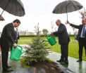 "Lumea post sovietica intr-o singura imagine". Ce fac pe ploaie liderii din Belarus si Turkmenistan