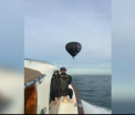 Un balon cu aer cald a ramas fara combustibil, deasupra golfului Melbourne. Cum s-au salvat cei 9 pasageri de la bord