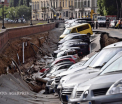 20 de masini au fost inghitite de asfalt in centrul Florentei. Din ce motiv s-a produs incidentul - GALERIE FOTO