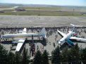 GALERIE FOTO. Show aviatic de senzatie pe aeroportul de la Chisinau: Sute de oameni au stat la coada