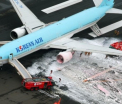 Un avion cu peste 300 de oameni la bord a fost evacuat de urgenta. Unul dintre motoare a luat foc